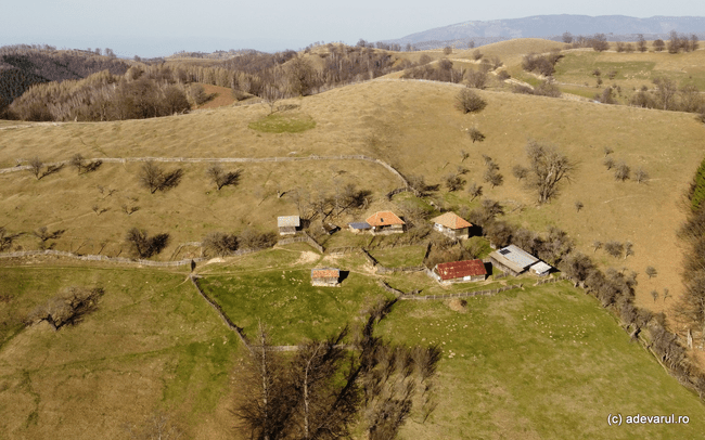 Satul feeric din munții Șureanu care dispare odată cu tradiția păstoritului. Ce s-a întâmplat cu școala sa emblematică