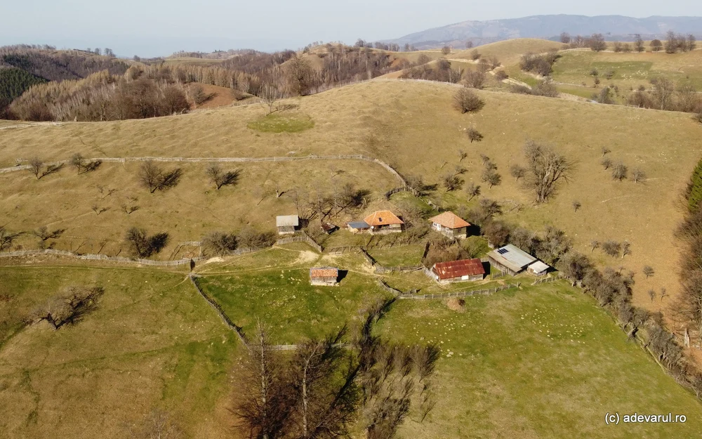 Satul feeric din munții Șureanu care dispare odată cu tradiția păstoritului. Ce s-a întâmplat cu școala sa emblematică