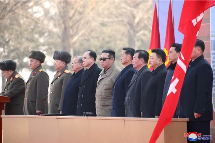 Kim Jong-Un, alături de alţi oficiali, la evenimentul de sâmbătă foto: AFP