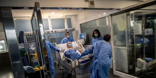 Tratament inedit pentru bolnavii de coronavirus la Barcelona pacienţii sunt scoşi pe faleză FOTO Guliver / Getty Images / David Ramos