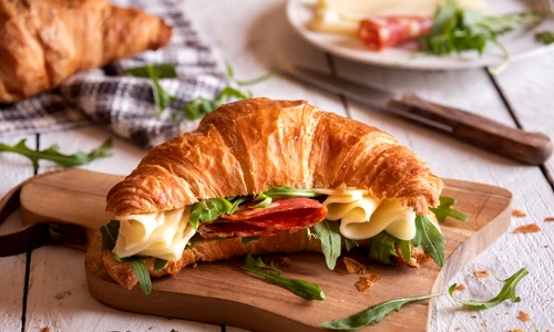Croissant sarat  Sursa foto shutterstock 2210365059 jpg