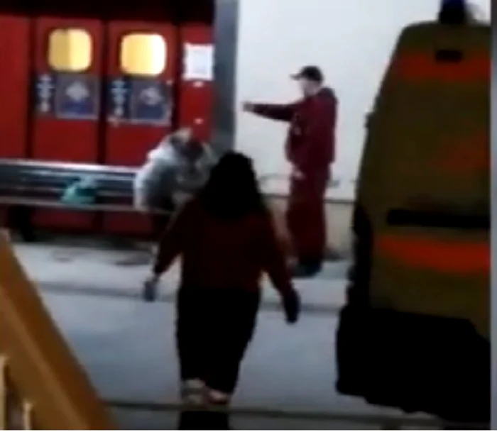 Paznicii Spitalului de Urgenţă Iaşi îi cer cerşetorului să plece