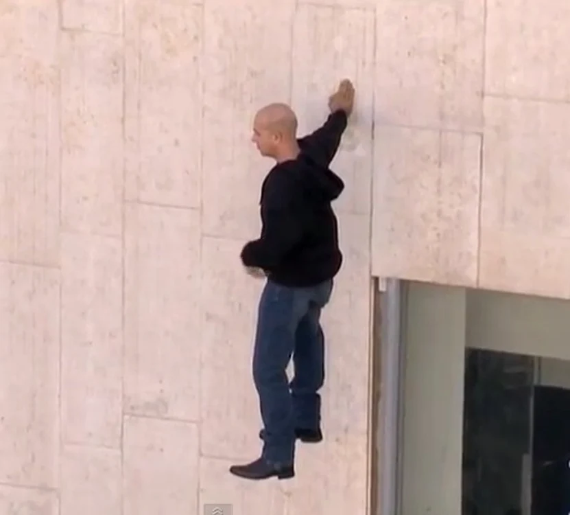 
    Nu este pentru prima dată când Hezi Dean i-a șocat pe israelieni cu trucurile salecaptură: YouTube  