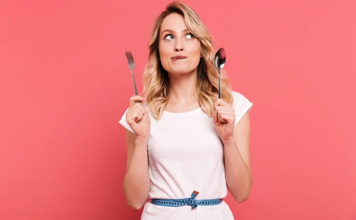 femeie, furculita, lingura, dieta