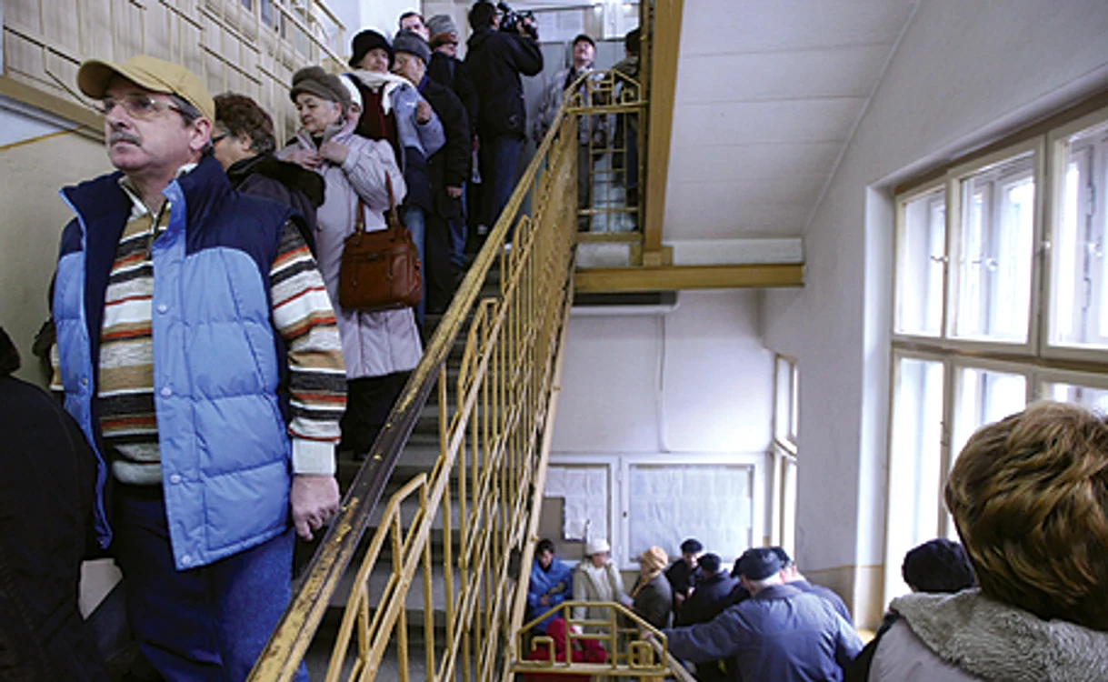 Coada s-a întins de la parterul clădirii, unde sunt ghişeele, până la etajul patru al Primăriei Municipiului Timişoara
