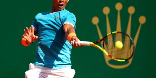 Spaniolul Rafael Nadal loveşte în partida contra conaţionalului Roberto Bautista Agut în timpul partidei Rolex Monte-Carlo Masters la Monte-Carlo Country Club în Monte-Carlo Monaco FOTO Guliver / Getty Images / Clive Brunskill