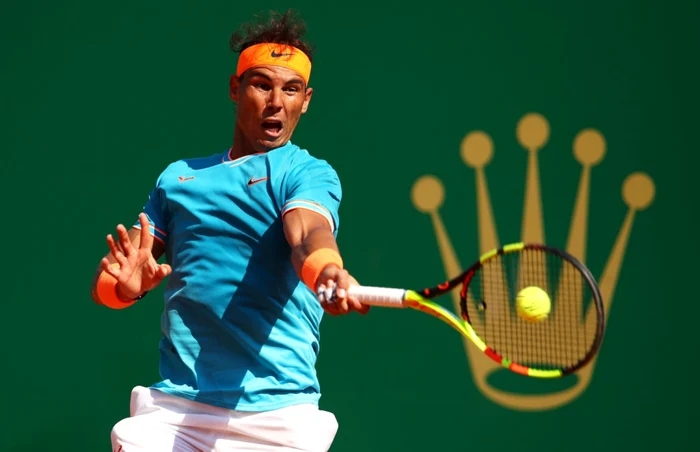 Spaniolul Rafael Nadal loveşte în partida contra conaţionalului Roberto Bautista Agut  în timpul partidei Rolex Monte-Carlo Masters la Monte-Carlo Country Club în Monte-Carlo Monaco FOTO Guliver / Getty Images / Clive Brunskill 