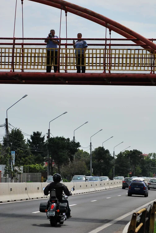 Poliţiştii i-au pândit pe şoferi cu radarul cu laser urcaţi pe pasarela de la SăfticaFoto: Roberto Sălceanu