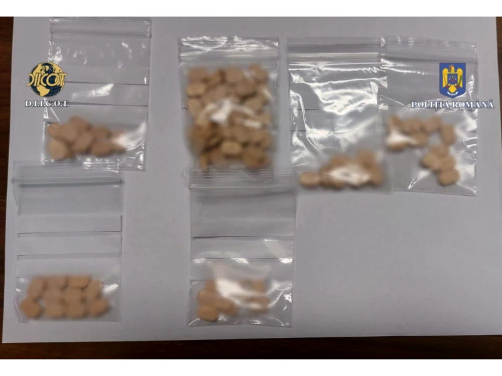 Cei trei vindeau direct ecstasy cu prețul de 25 de lei pentru un comprimat. FOTO Poliția Română