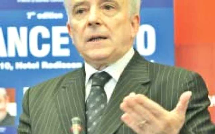 Mugur Isărescu, guvernatorul BNR, a atras atenţia asupra faptului că băncile transferă clienţilor costurile unor lipsuri din sistem