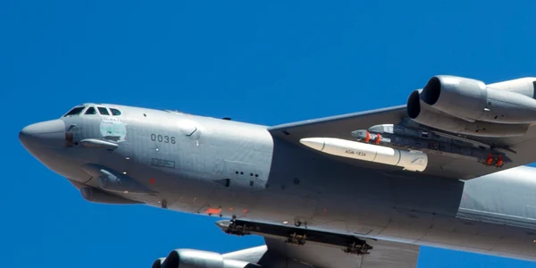 Un prototip al AGM 183A ARRW transportat de un bombardier B52 FOTO Wikipedia US Air Force jpg
