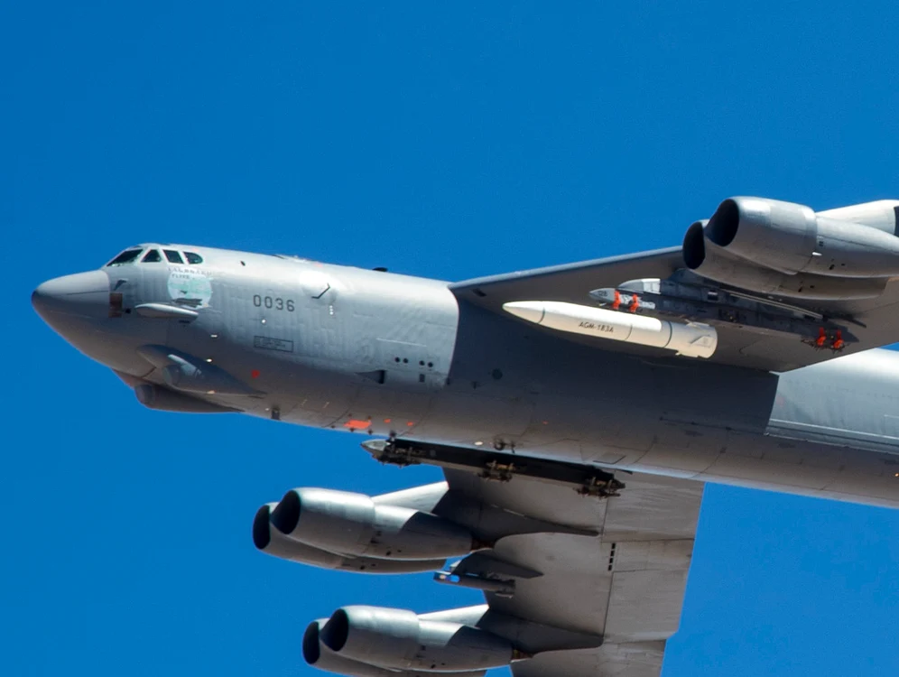 Un prototip al AGM-183A ARRW transportat de un bombardier B52 FOTO Wikipedia/ US Air Force