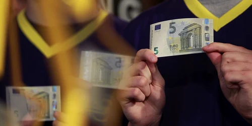 bancnota cinci euro foto reuters