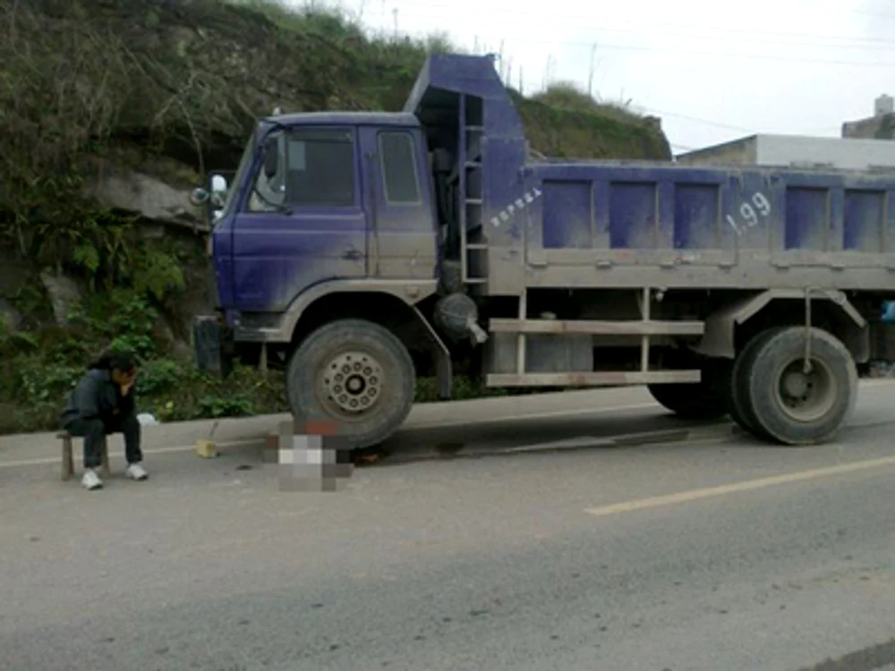 
    Un camion a călcat un băieţel, apoi trece din nou peste el să se asigure că a murit (Imagine: Daily Mail)  