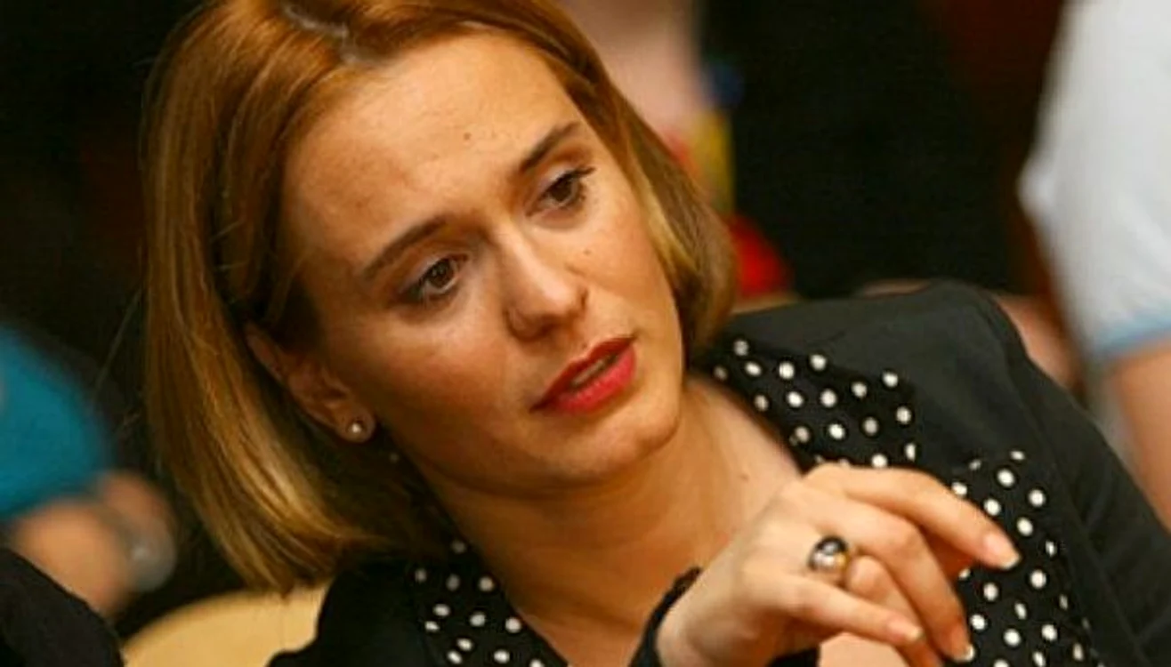 
    Vestea morţii profesorului Tudor Opriş a întristat-o pe Andreea EscaFoto Click!  