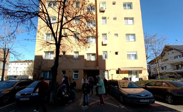 Cutremurul a scos oamenii din case, în Târgu Jiu. FOTO Alin Ion
