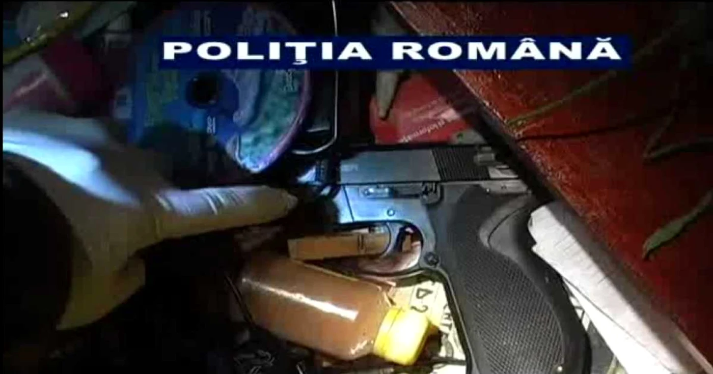 Peste 800 de arme ridicate de poliţişti în urma controlelor făcute     FOTO Adevărul