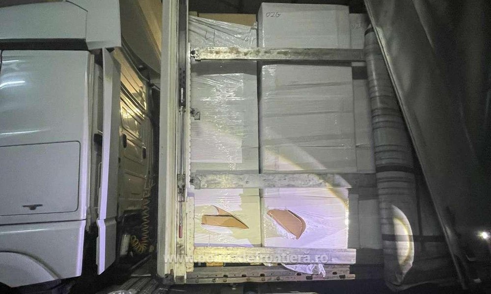 Polițiștii de frontieră au reținut bunuri, de aproape 6 milioane de lei, ascunse într-un camion