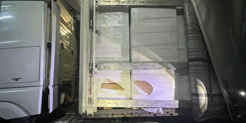 Țigări de aproape 6 milioane de lei descoperite într un camion Foto Poliția de Frontieră jpg