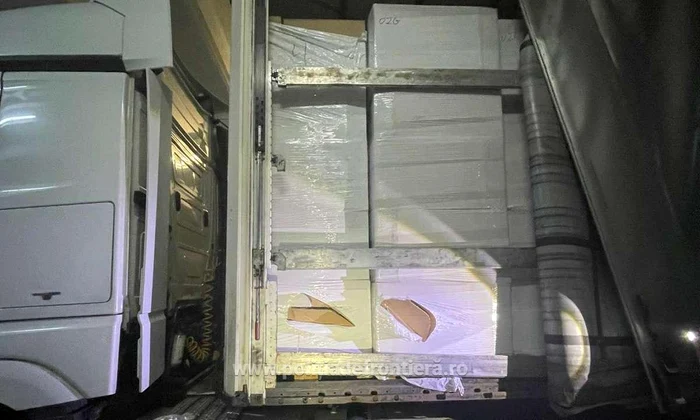 Polițiștii de frontieră au reținut bunuri, de aproape 6 milioane de lei, ascunse într-un camion