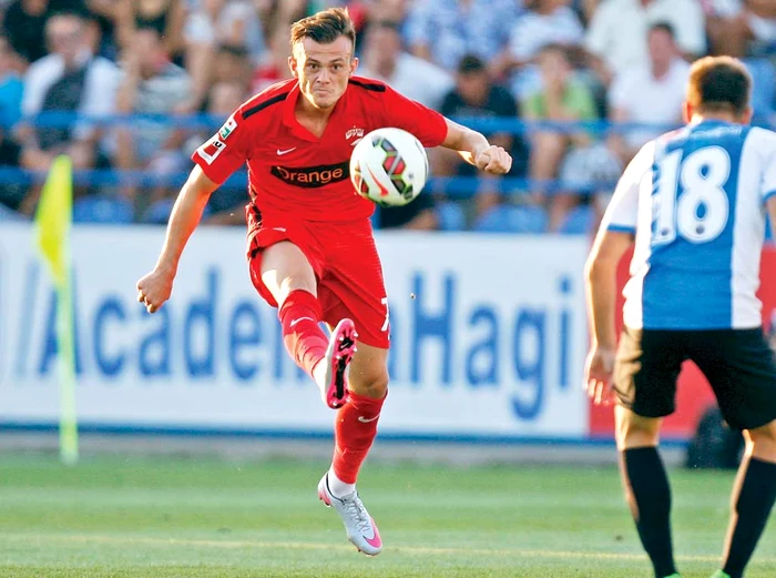 
    Andrei Marc a devenit titular în apărarea lui Dinamo, iar sâmbătă a surprins pe toată lumea cu „dubla” reuşită în faţa vicecampionilor de la ASA Târgu MureşFoto: Mediafax  