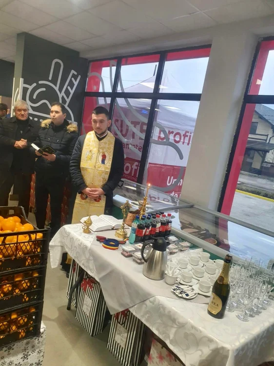 Preotul satului a sfinţit supermarketul Profi din comuna Mica, iar primarul a tăiat panglica Foto Ştefan Lică