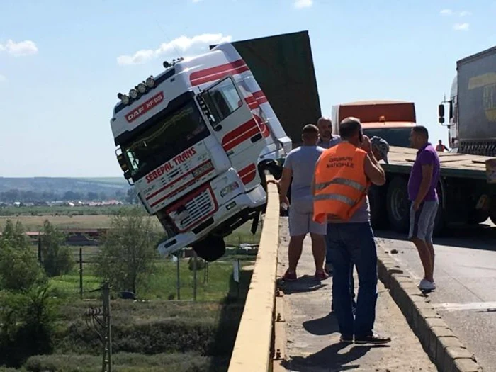 Şoferul a pierdut controlul volanului şi a ajuns cu TIR-ul suspendat pe un parapet