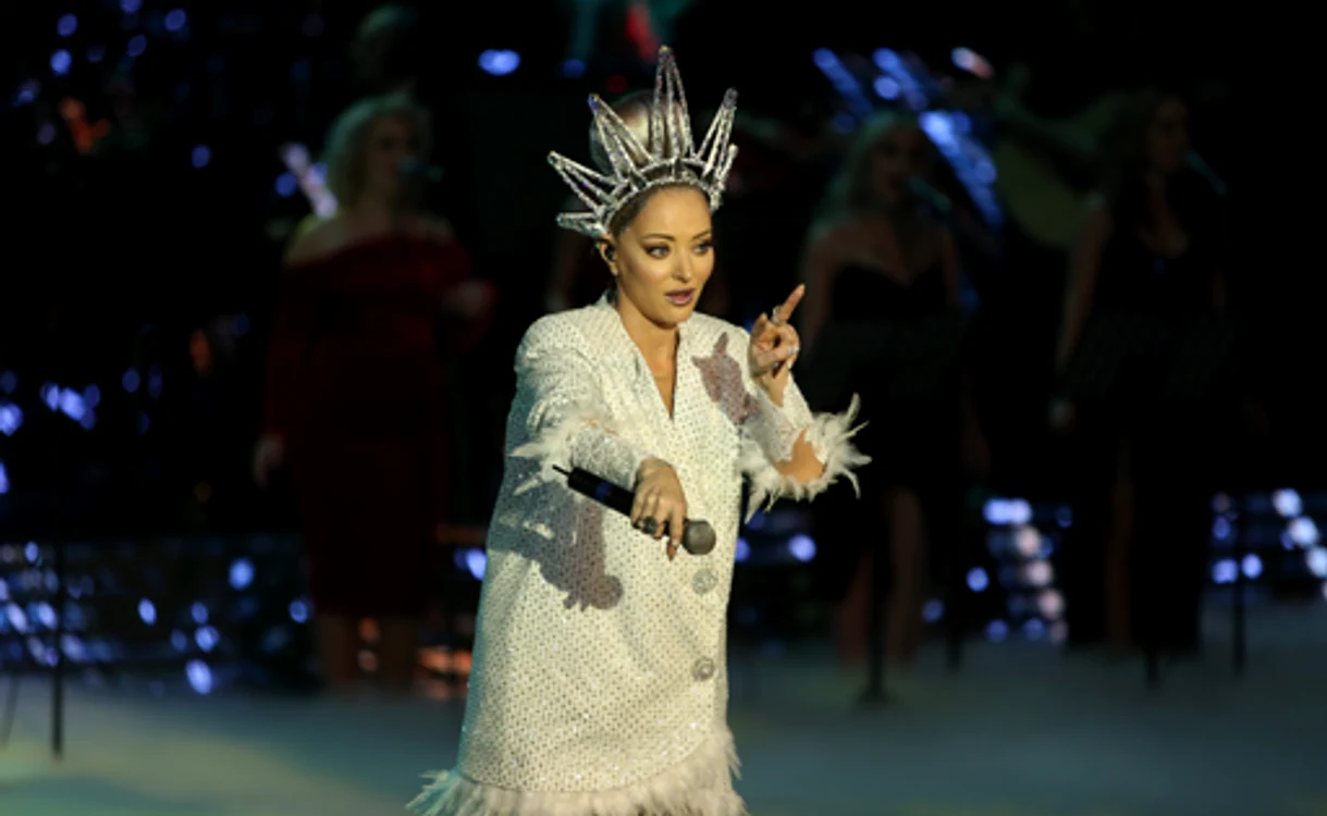 
    Julia  Jianu susţine un  recital la  Mamaia.  Preţ bilet:  330 de lei  
