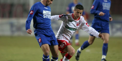 Marius Baciu (stânga), pe vremea când se duela cu Ianis Zicu într-un meci Oţelul Galaţi - Dinamo Bucureşti