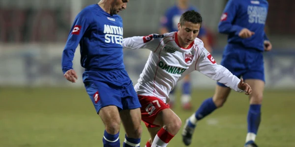 Marius Baciu (stânga), pe vremea când se duela cu Ianis Zicu într-un meci Oţelul Galaţi - Dinamo Bucureşti