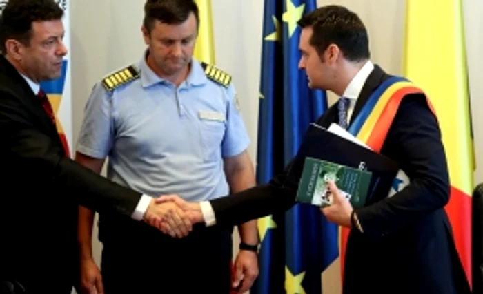 
    Cătălin Cherecheș a fost reales acum două luni, primar al municipiului Baia Mare și a depus jurământul după ce a obținut învoire de la pușcărie  