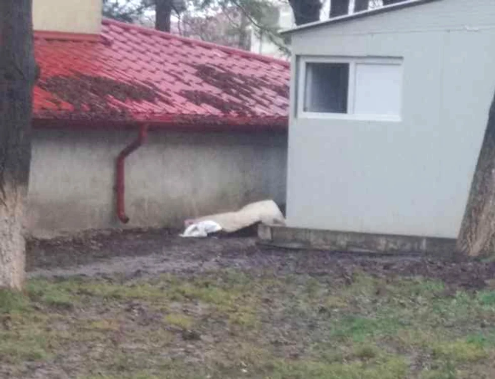 Cadavrul femeii a stat mai mult de două ore în curtea spitalului, acoperit cu pături FOTO: monitorulbt.ro