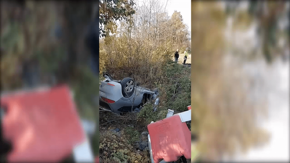 Accident la ieșire din Târgoviște. Mașină răsturnată în șanț, două victime duse la spital VIDEO  