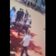 Un elev a fost amenințat cu cuțitul și lovit în curtea unui liceu din Capitală. FOTO captura video FB