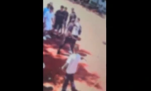 Un elev a fost amenințat cu cuțitul și lovit în curtea unui liceu din Capitală. FOTO captura video FB