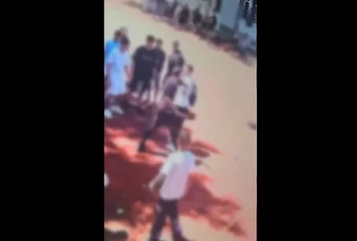 Un elev a fost amenințat cu cuțitul și lovit în curtea unui liceu din Capitală. FOTO captura video FB