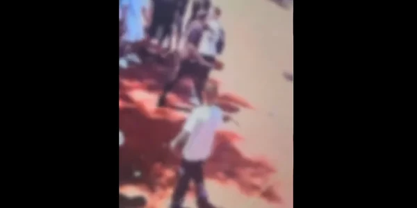 Un elev a fost amenințat cu cuțitul și lovit în curtea unui liceu din Capitală. FOTO captura video FB
