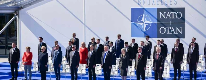 Fotografia de familie a liderilor NATO la summit-ul de la Bruxelles din 25 mai