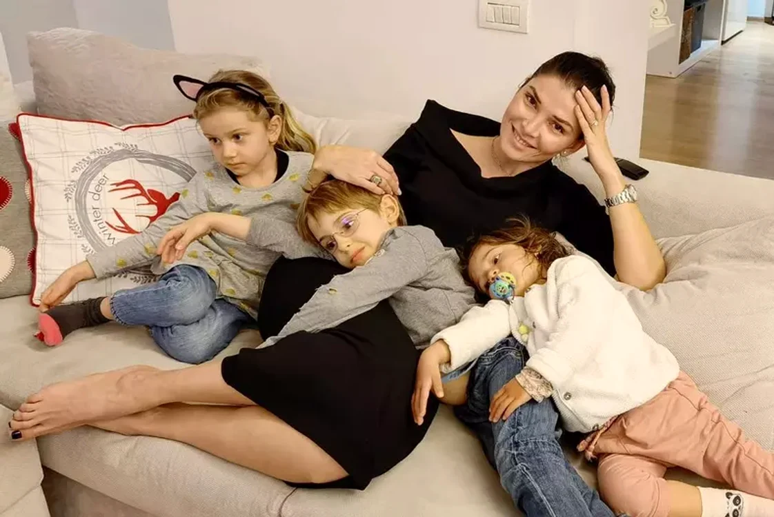 Alina Pușcaș alături de copiii săi - Foto: social media 