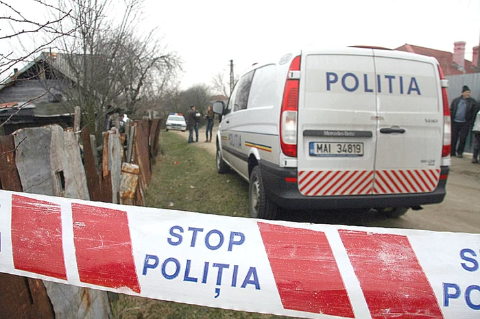 
    Poliţiştii şi medicii de pe ambulanţă au sosit de urgenţă la faţa locului  