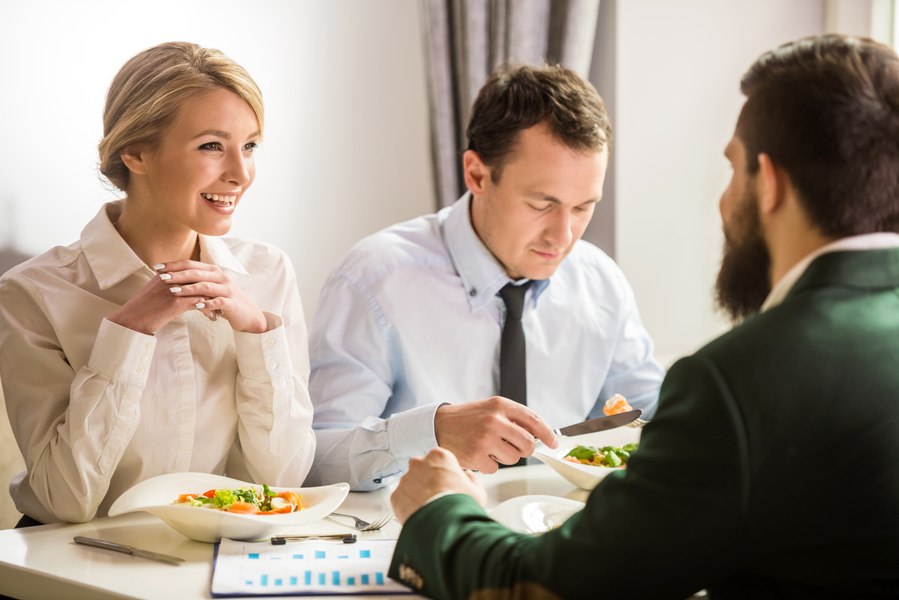 Cum te conving restaurantele să cheltuiești mai mult. 12 trucuri ascunse în meniuri