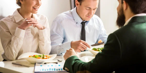 masa de pranz la serviciu la restaurant cu colegii mancare sanatoasa 0 jpeg