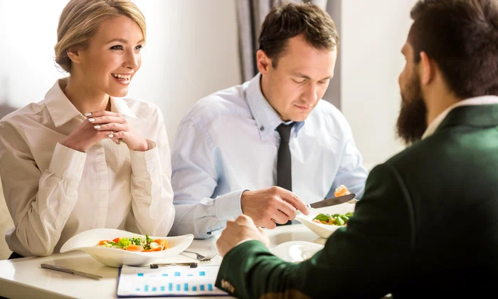 masa de pranz la serviciu la restaurant cu colegii mancare sanatoasa 0 jpeg