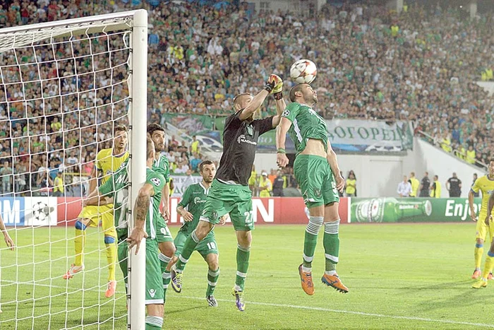 La câteva minute de  la intrarea în poartă,  Moţi a respins  mingea la un corner