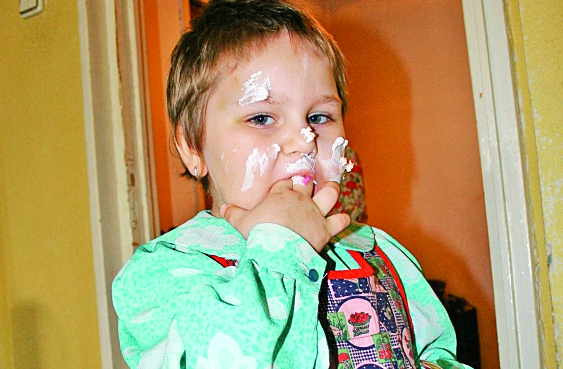 Fetiţa a fost salvată  de sârmele de rufe care i-au atenuat căderea