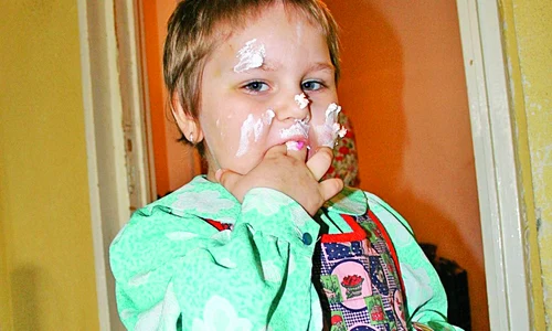Fetiţa a fost salvată  de sârmele de rufe care i au atenuat căderea jpeg