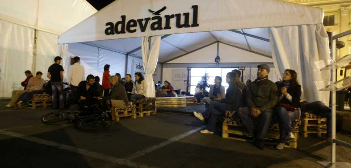 Cortul „Adevărul” vă aşteaptă în Piaţa Festivalului FOTO David Muntean