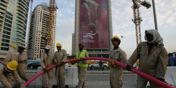 Muncitori asiatici în Qatar foto AFP