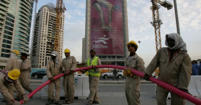 Echipă de muncitori care lucrează în Doha. FOTO: AFP