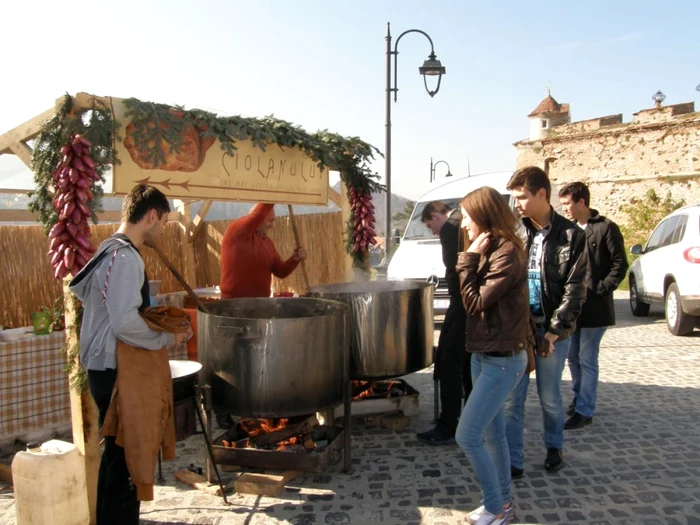 Braşovenii şi turiştii sunt aşteptaţi să guste bunătăţi tradiţionale preparate după reţete străvechi.